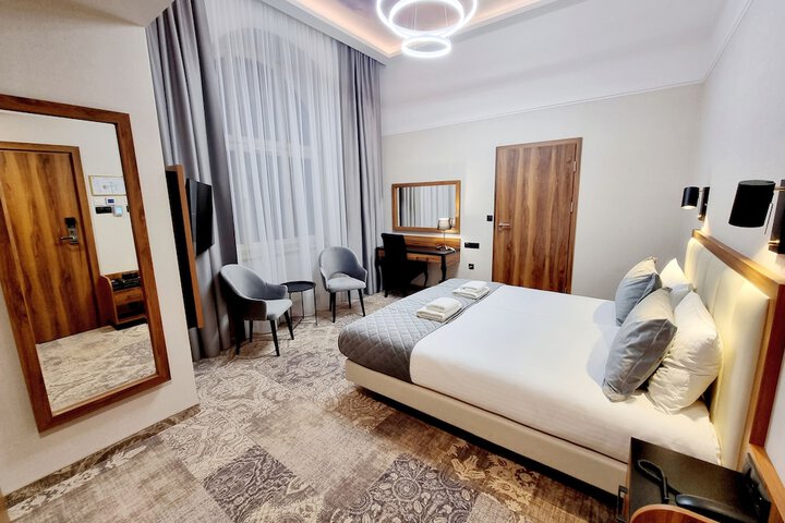 Room 7 of 65