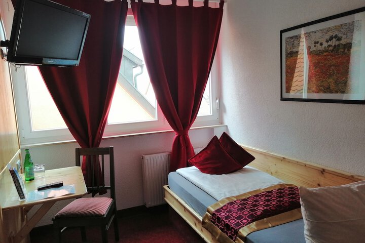 Room 3 of 33