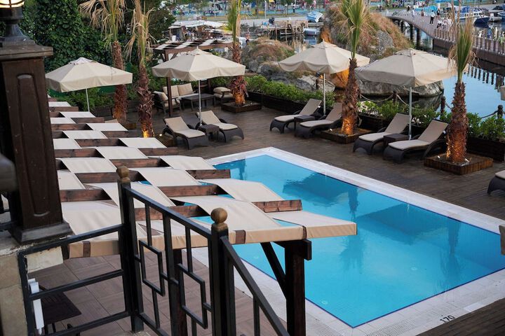 Hotel Pool