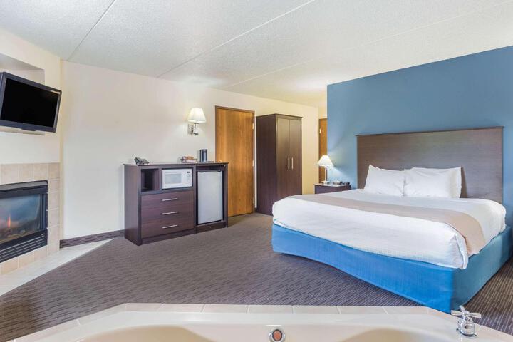 1 King Bed (16 of 17)