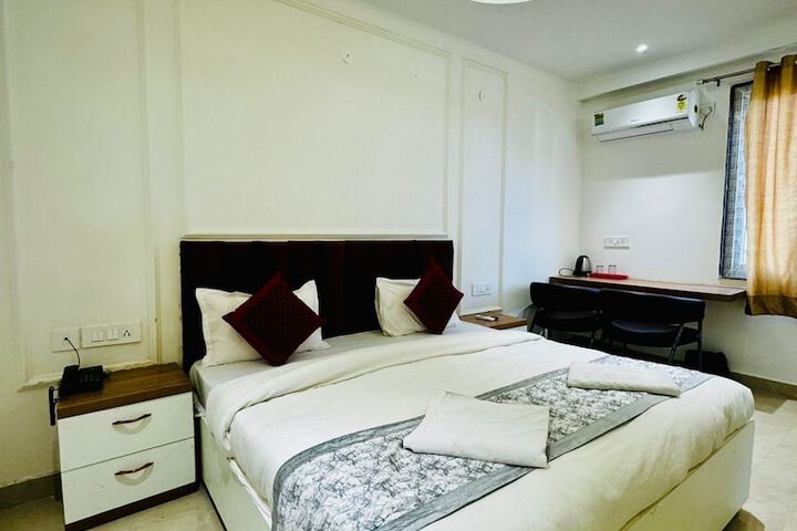 Room 4 of 9