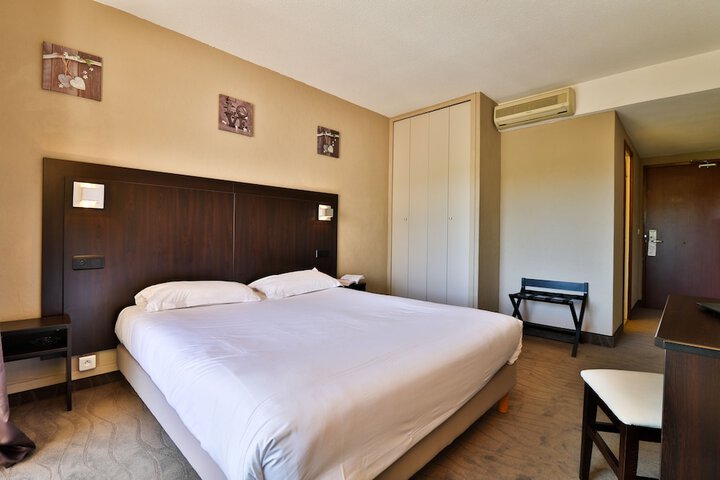 Room 8 of 48