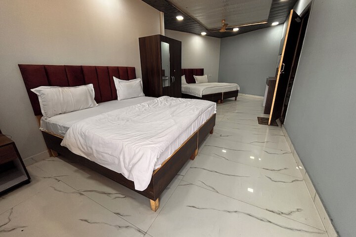 Room 5 of 11