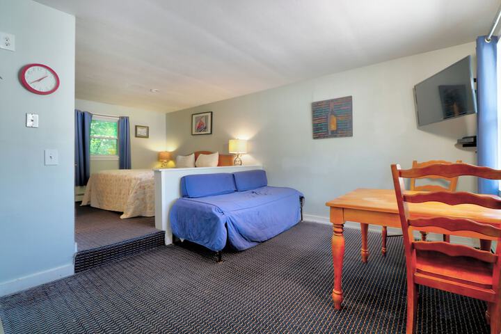 1 King Bed (5 of 10)