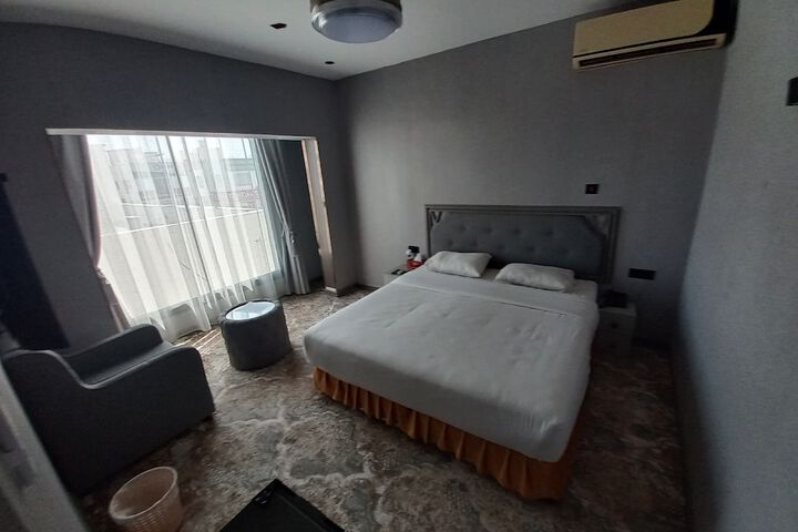 Room 33 of 50