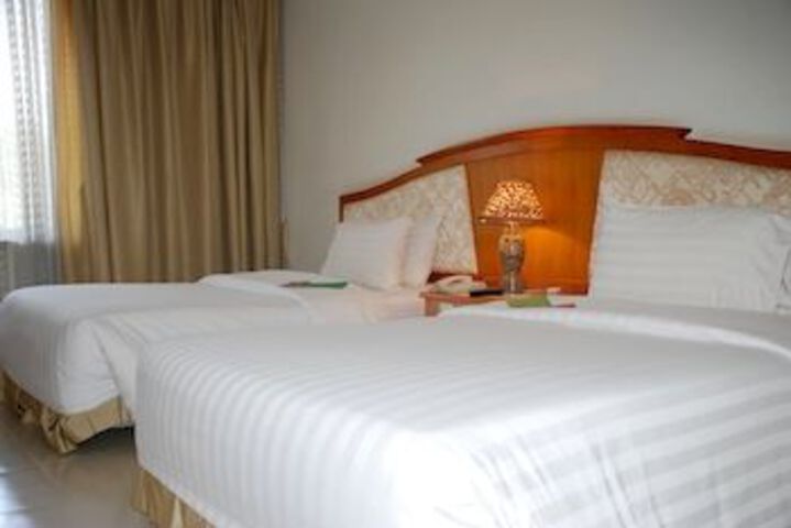Room 32 of 68