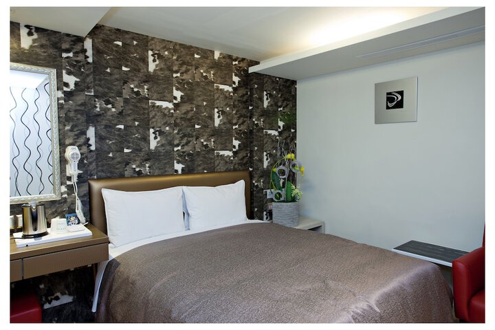 Room 9 of 100