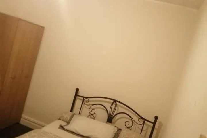 Room 4 of 12