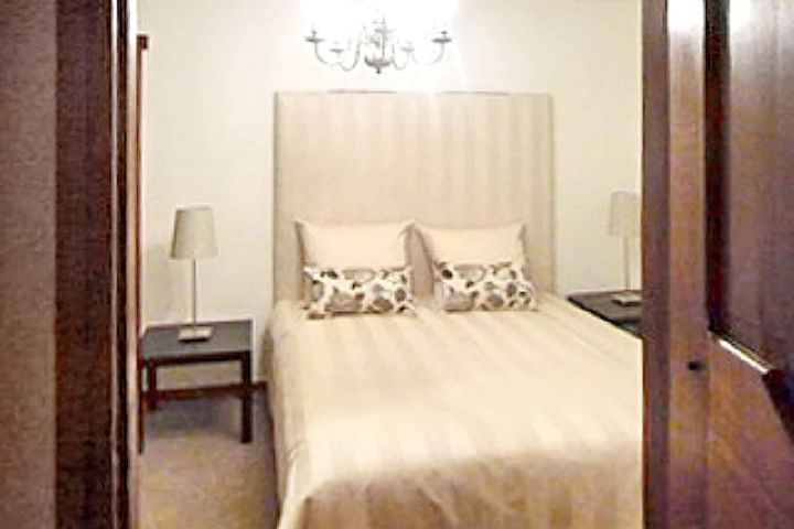 Room 3 of 10