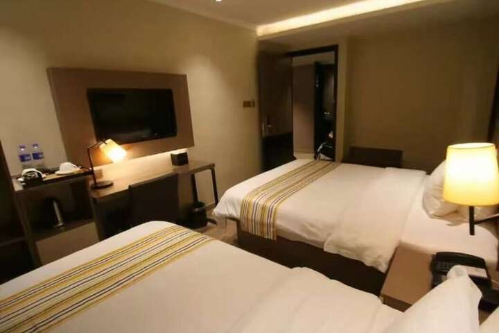 Room 9 of 41