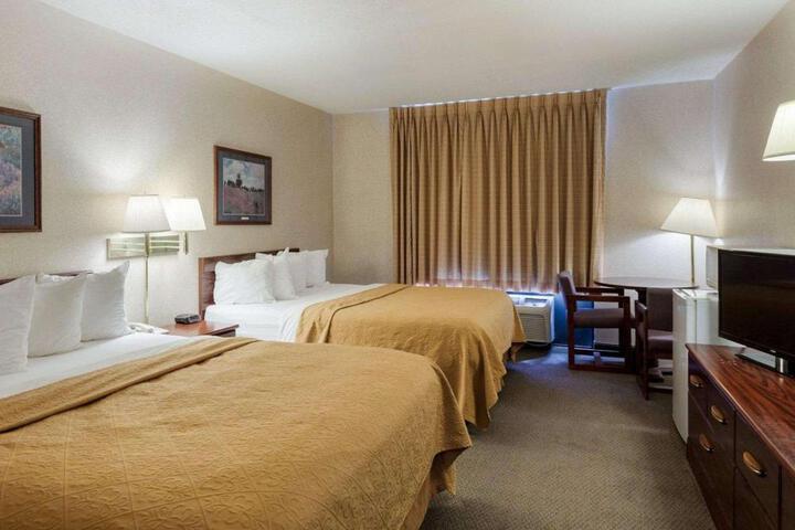 2 Queen Beds (2 of 6)