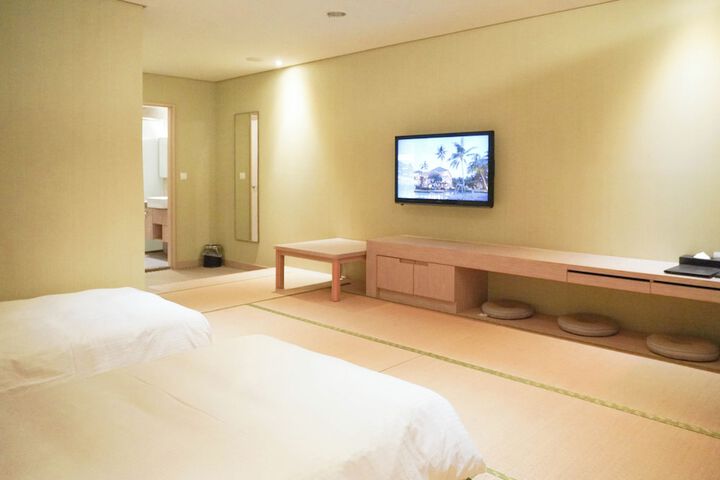 Room 12 of 83