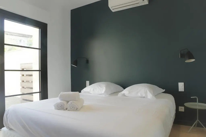 Room 4 of 8