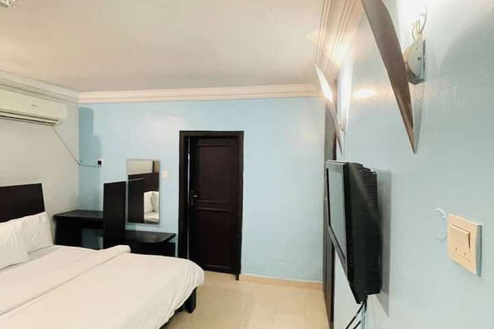 Room 11 of 27