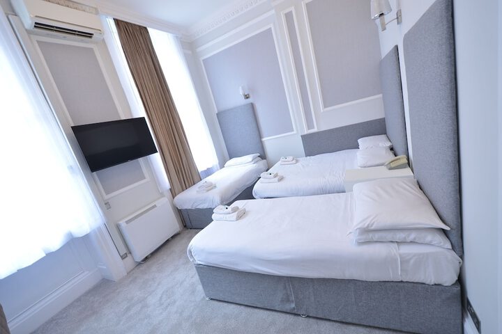 Room 32 of 371