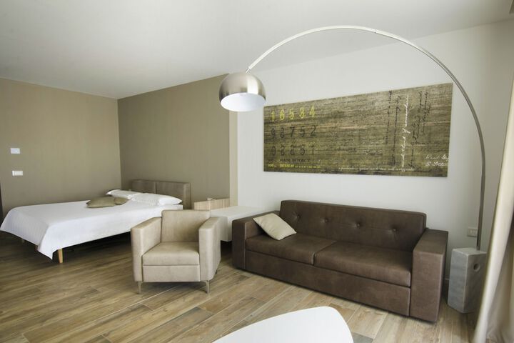 Room 8 of 37
