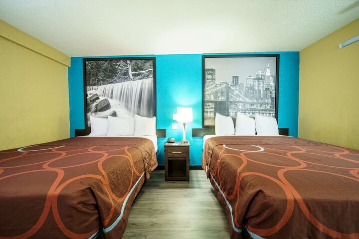 2 Queen Beds Mobility Hearing Accessible Room Roll in Shower (37 of 46)