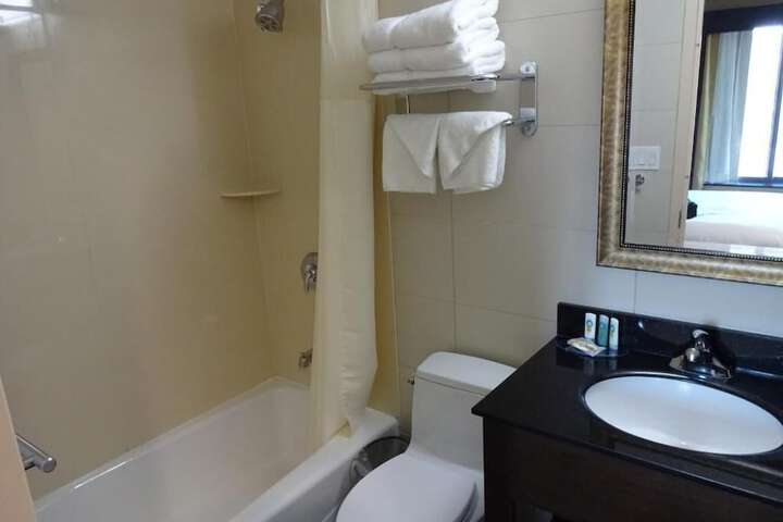 Room 6 of 10