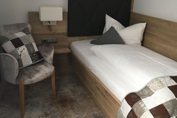 Room 7 of 28