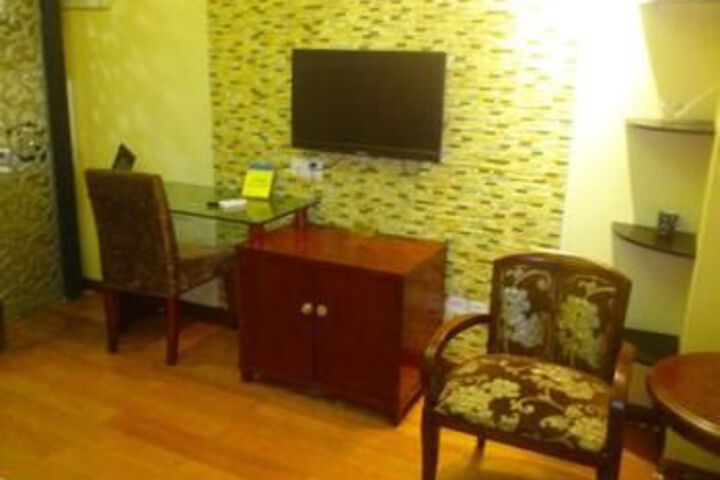 Room 6 of 8