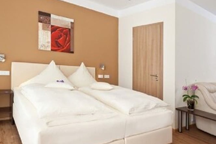 Room 8 of 38