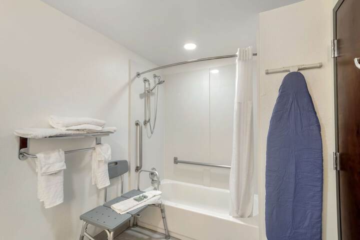 2 Queen Beds Microwave and Refrigerator WiFi Continental Breakfast (1 of 21)