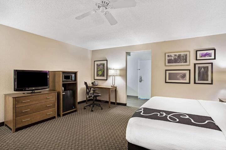 1 King Bed (18 of 19)