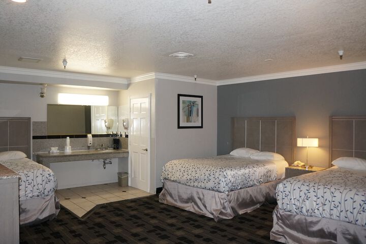 Queen Bed Accessible (11 of 45)