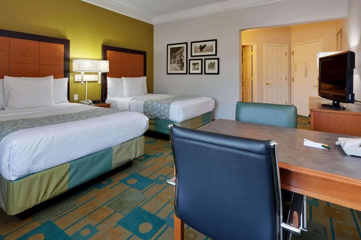 Double Accessible King Size Bed (6 of 10)