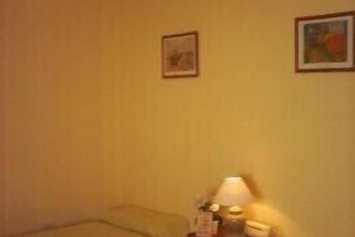 Room 4 of 12