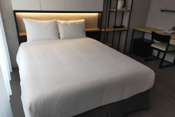Room 12 of 28