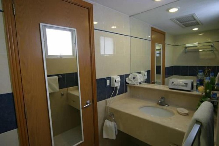 Room 17 of 28