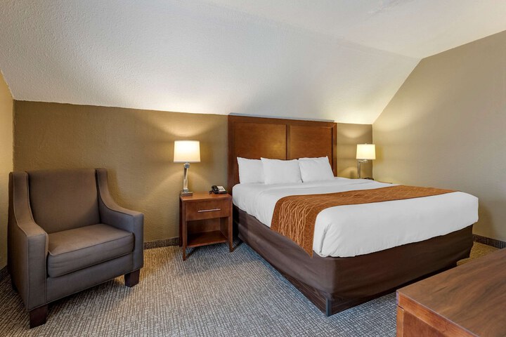 1 King Bed (4 of 18)