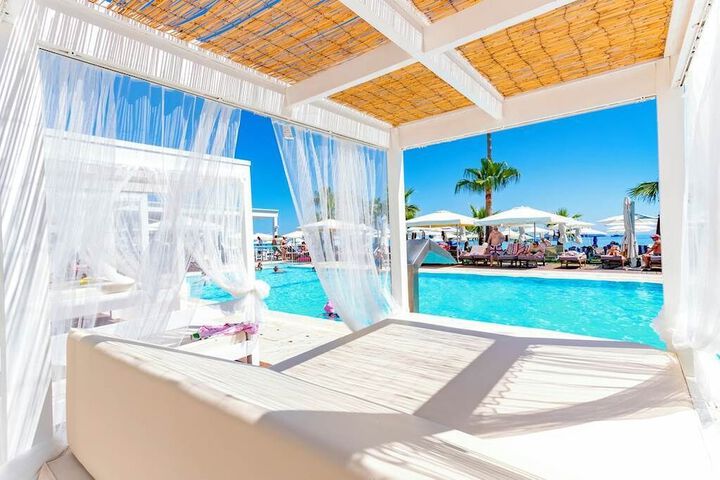 Hotel Pool