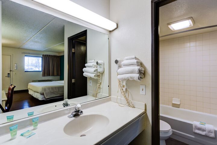 1 Queen Bed (6 of 9)
