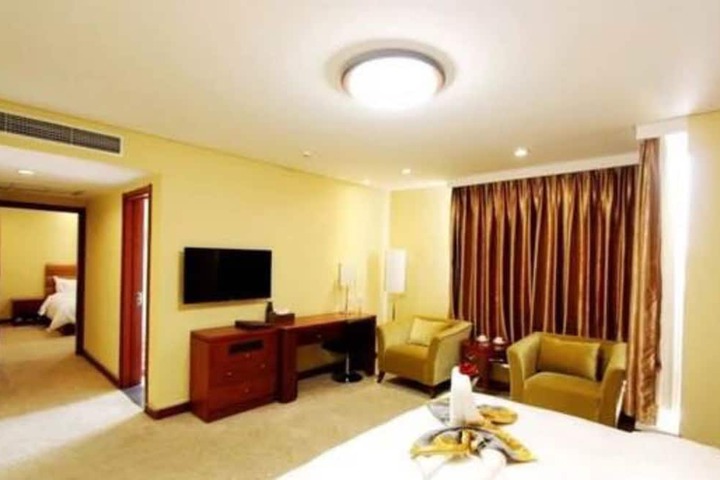 Room 4 of 12