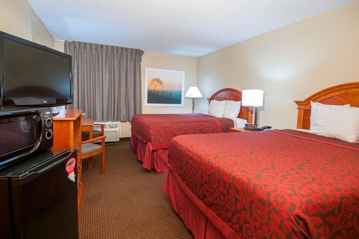 2 Queen Beds (6 of 6)