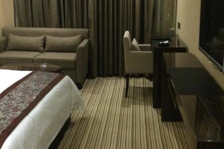 Room 6 of 13