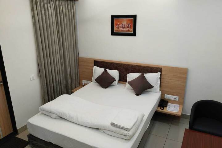 Room 4 of 28