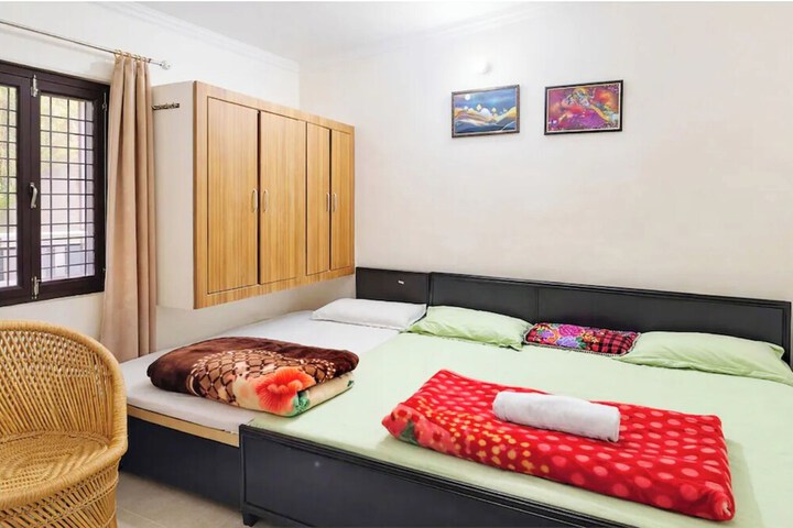Room 10 of 12