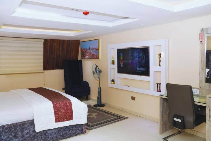 Room 10 of 25