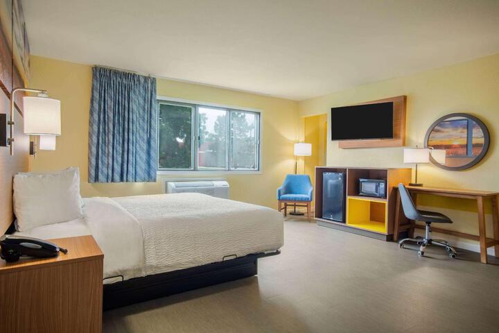 1 King Bed Accessible (6 of 14)