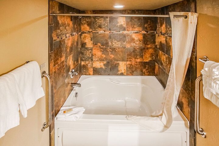 Hot Tub 16 of 31