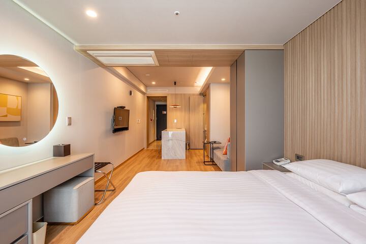 Room 8 of 82