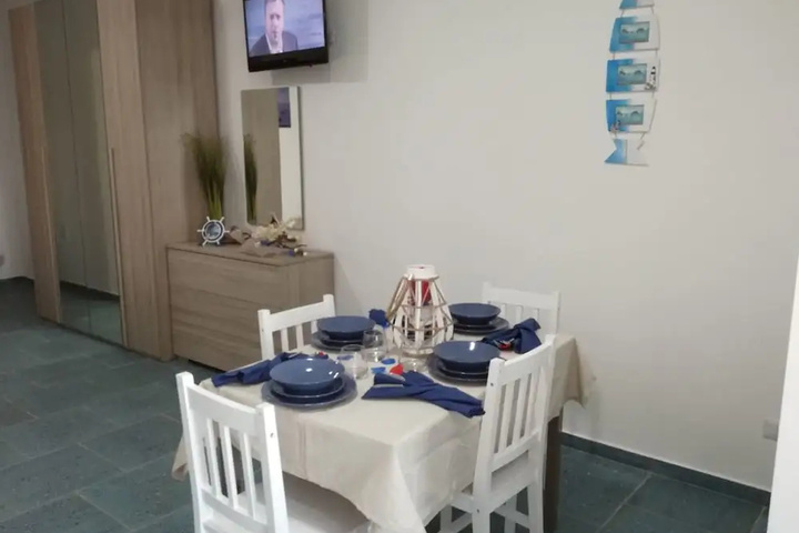 Dining 11 of 12