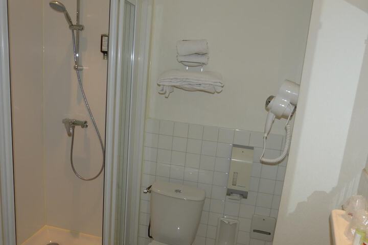Room 32 of 60