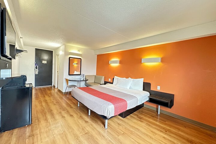 1 King Bed (6 of 17)