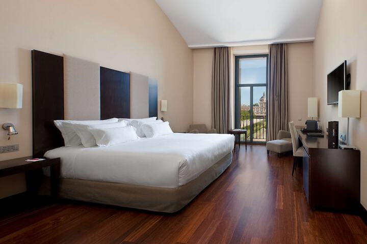 Room 18 of 118