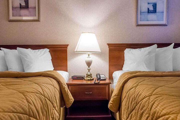 1 Queen Bed (6 of 16)
