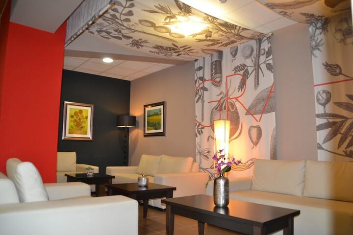 Lounge 48 of 56